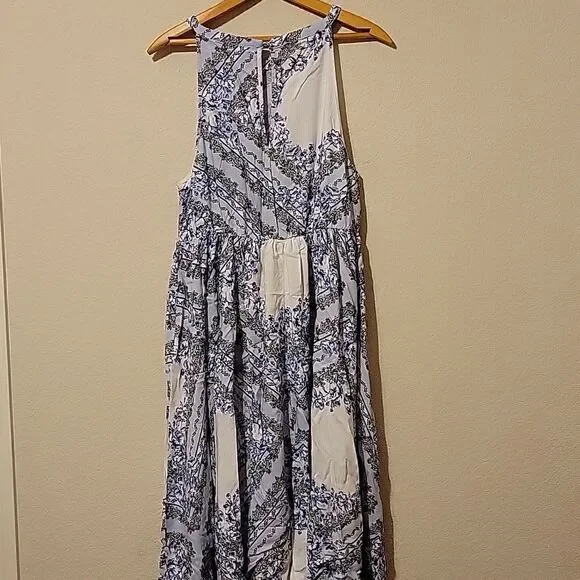 Torrid size 0 blue & white floral print maxi dress. CLEARANCE - Picture 4 of 5